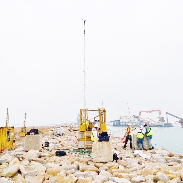 香港天文台員工在三跑道系統新填海區的海堤建立首個自動氣象站。