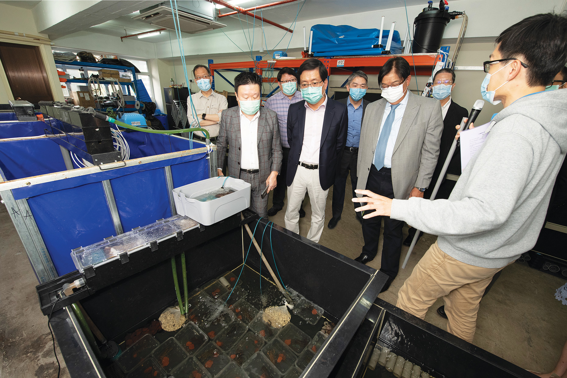In May 2020, AAHK CEO Fred Lam (fourth from left), concurrently the Chairperson of the Steering Committee (SC) of the MEEF and the FEF, inspects the redclaw crayfish farming technology with members of the SC and directors of the Marine Ecology & Fisheries Enhancement Funds Trustee Limited.