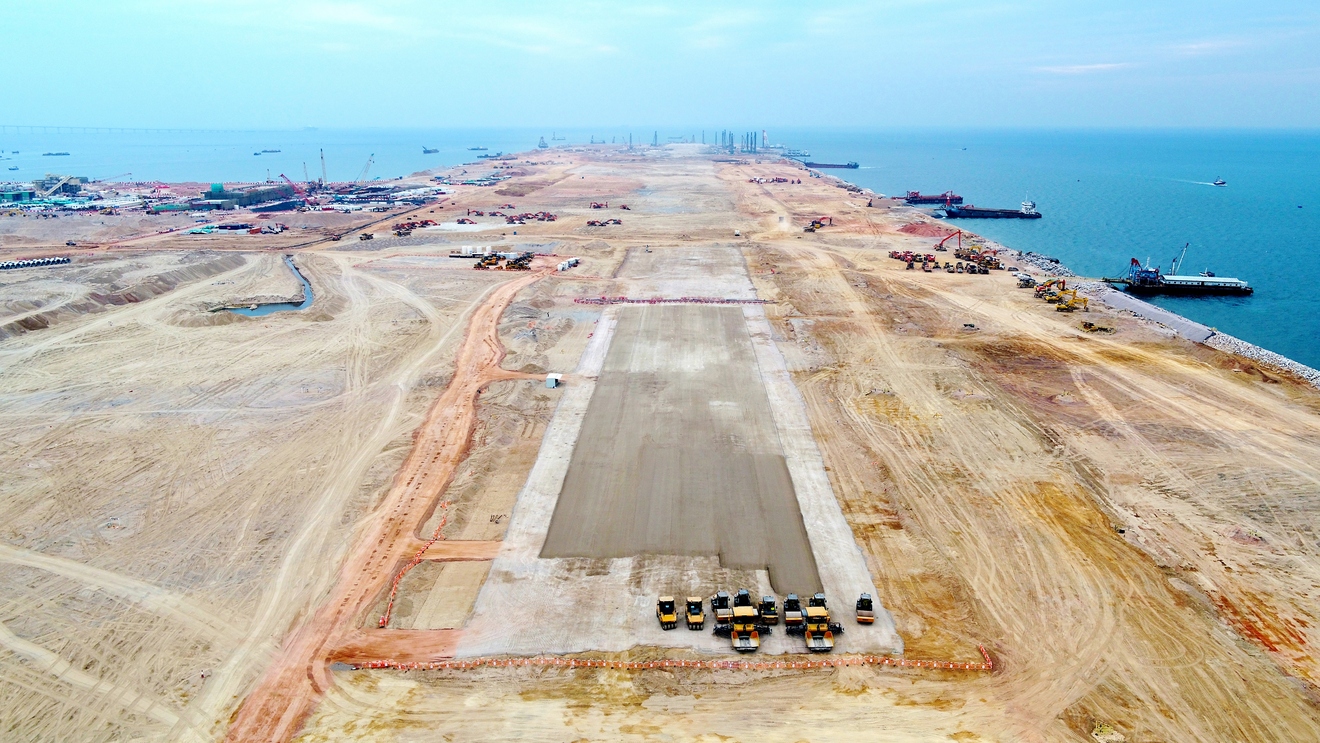 <p>Construction of the new North Runway commenced</p>