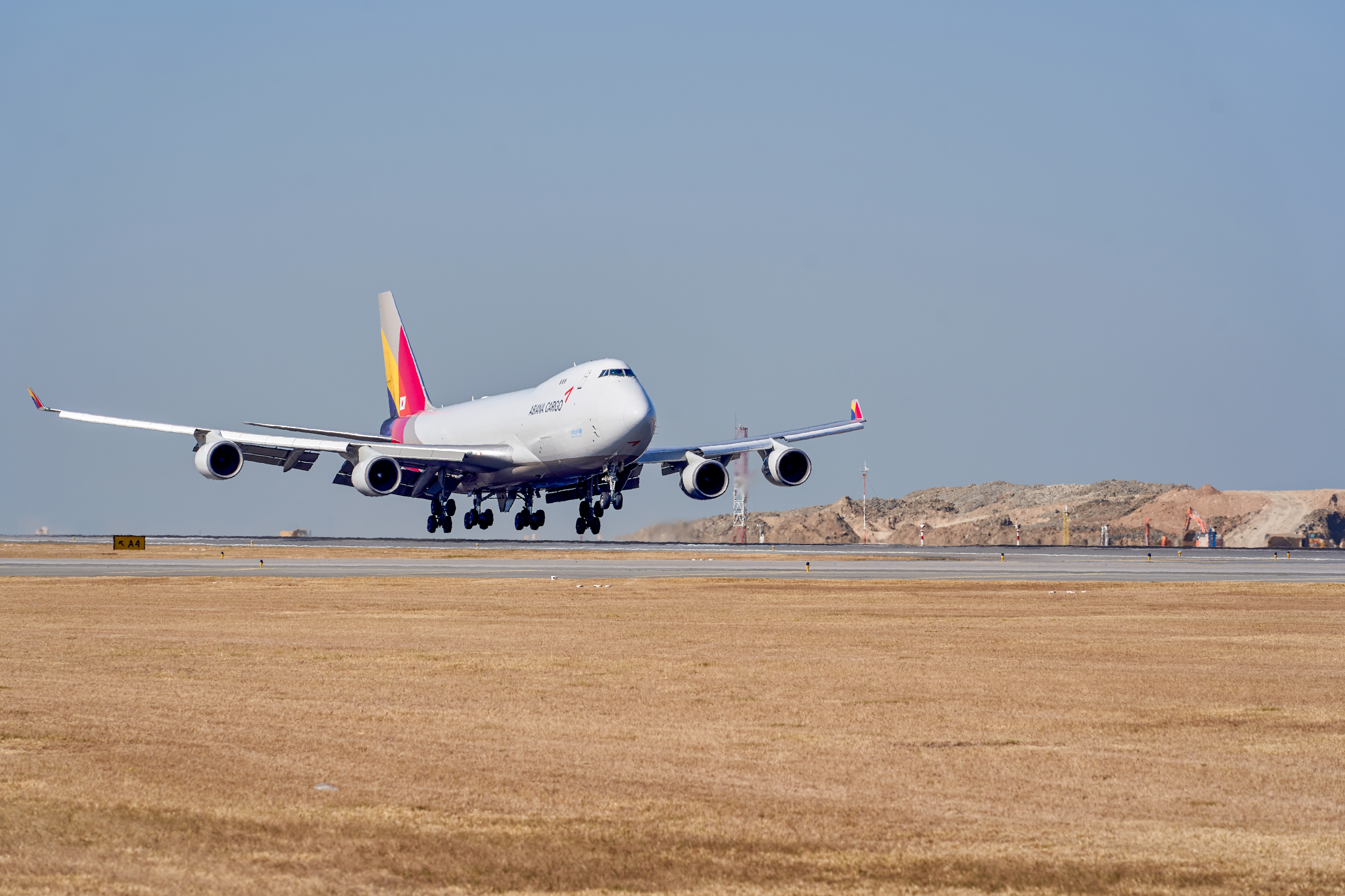 The first commercial flight lands on the Centre Runway.