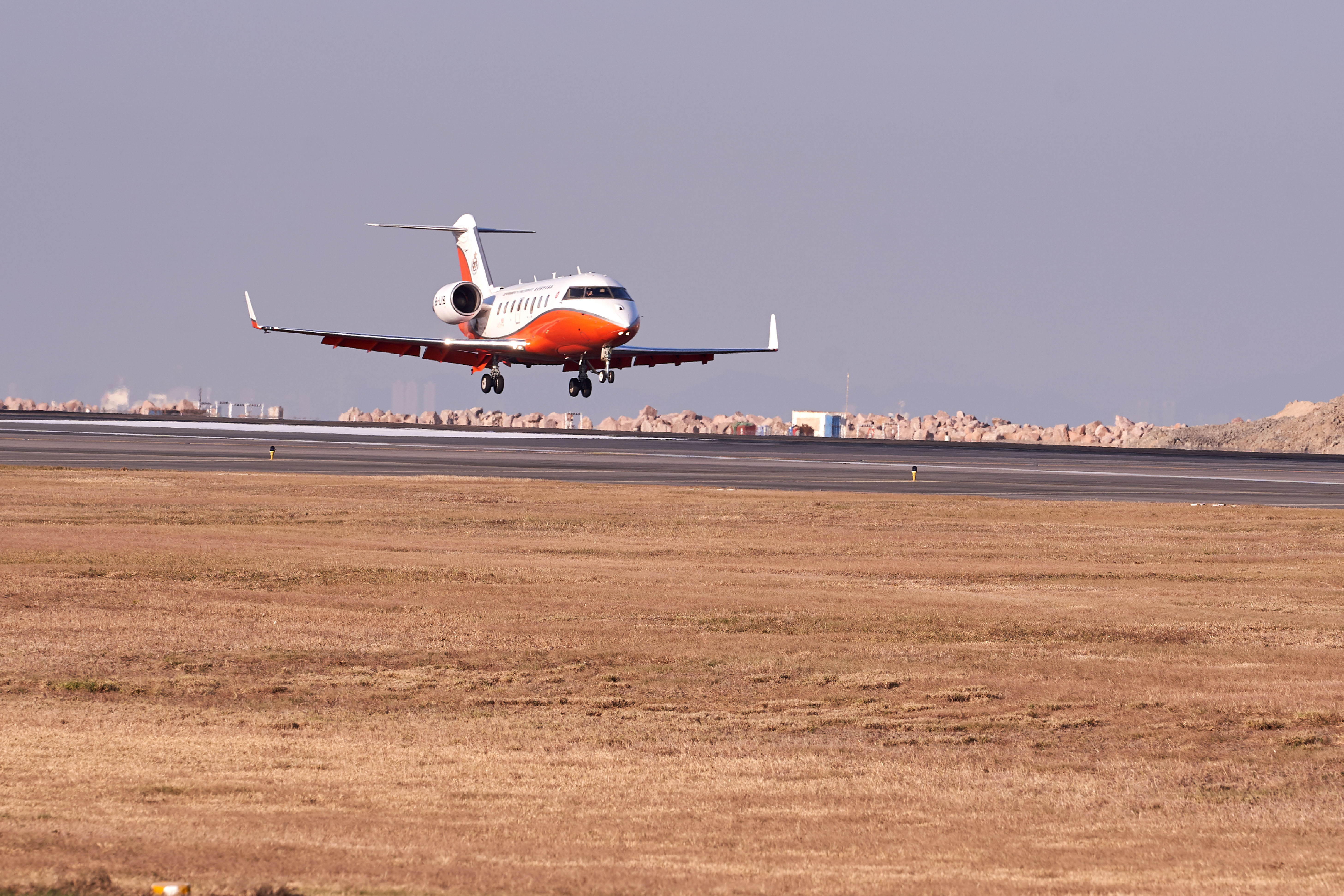 the first aircraft lands on the Centre Runway.
