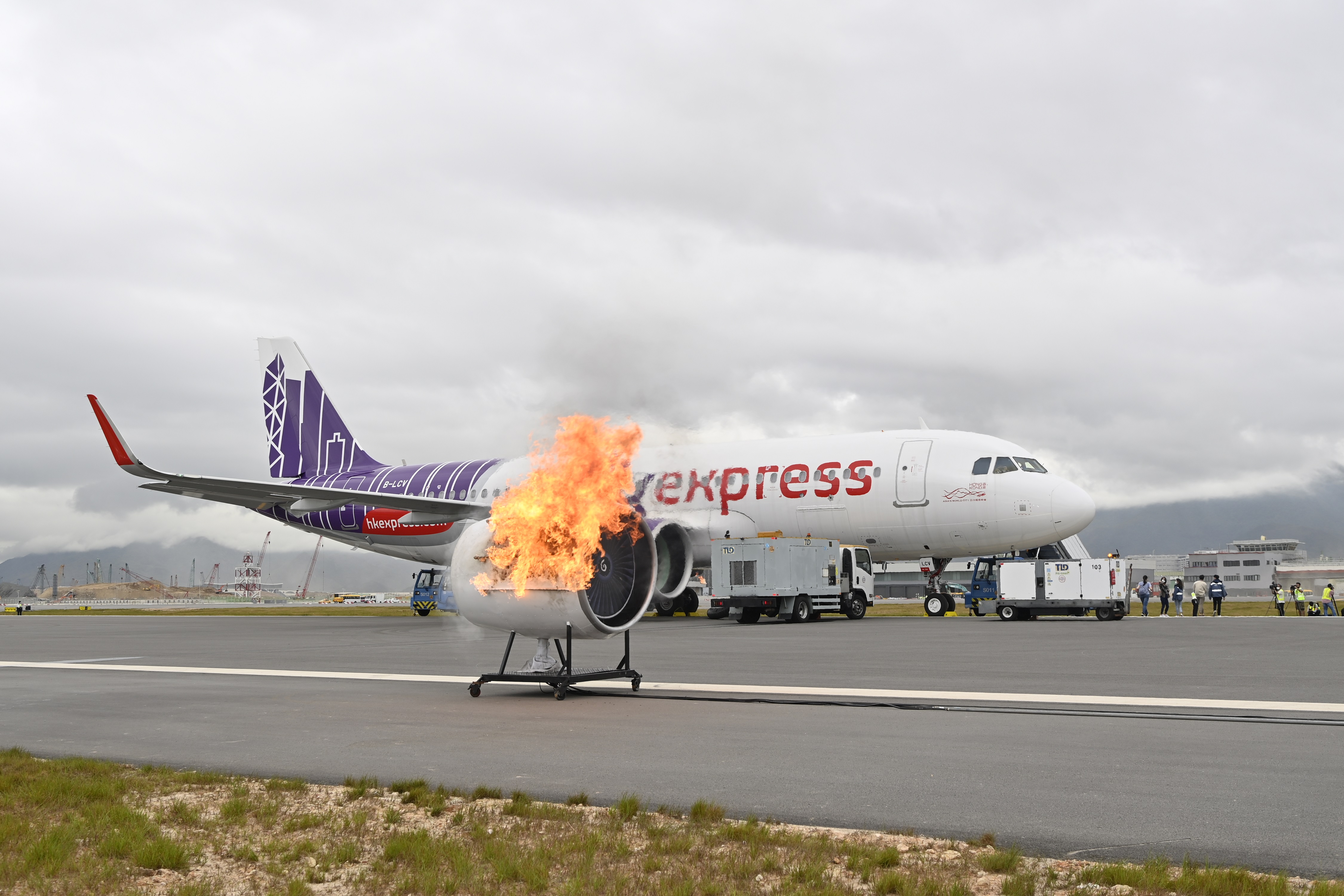 演習模擬一架抵港客機在降落時與跑道發生碰撞，令引擎起火。