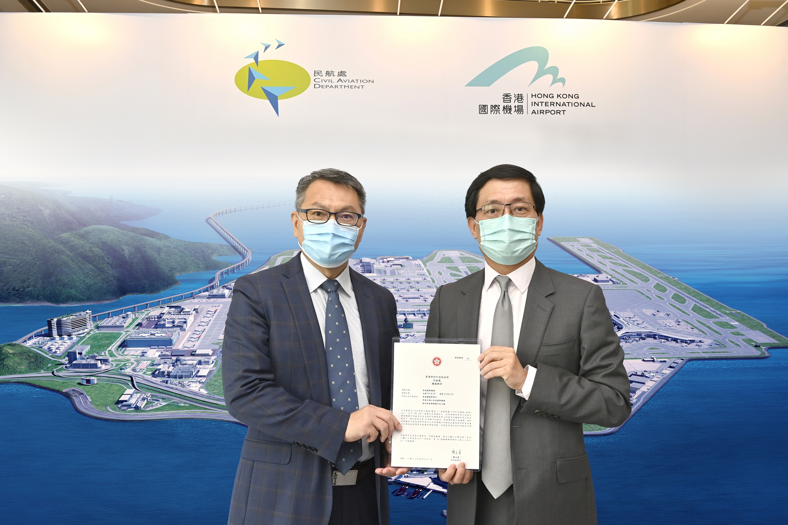 Victor Liu, Director - General of Civil Aviation (Left) presents the aerodrome licence to Fred Lam, Chief Executive Officer of the AAHK (right).