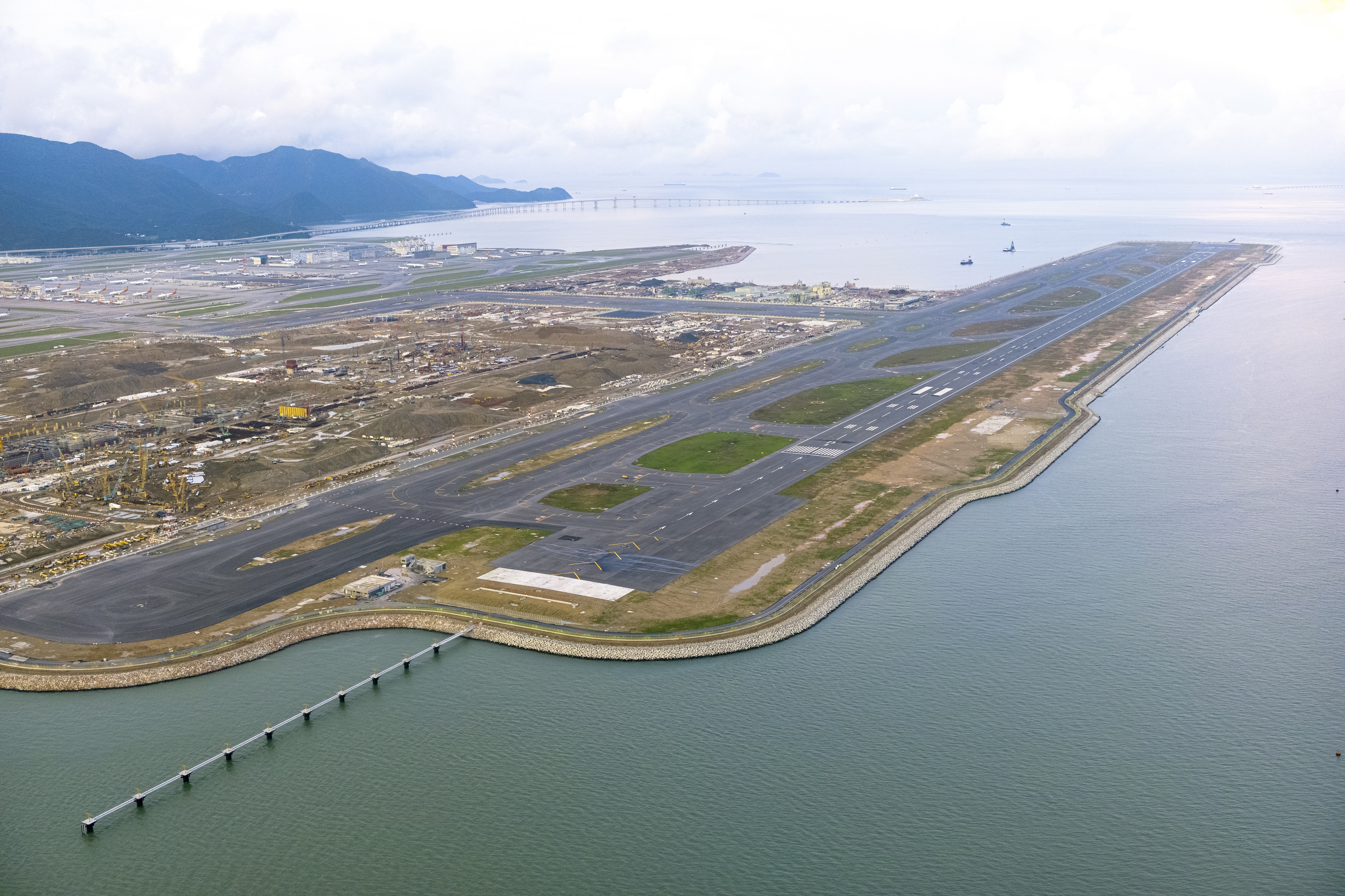 香港國際機場7月8日開始編排航班在第三跑道熟習運作。