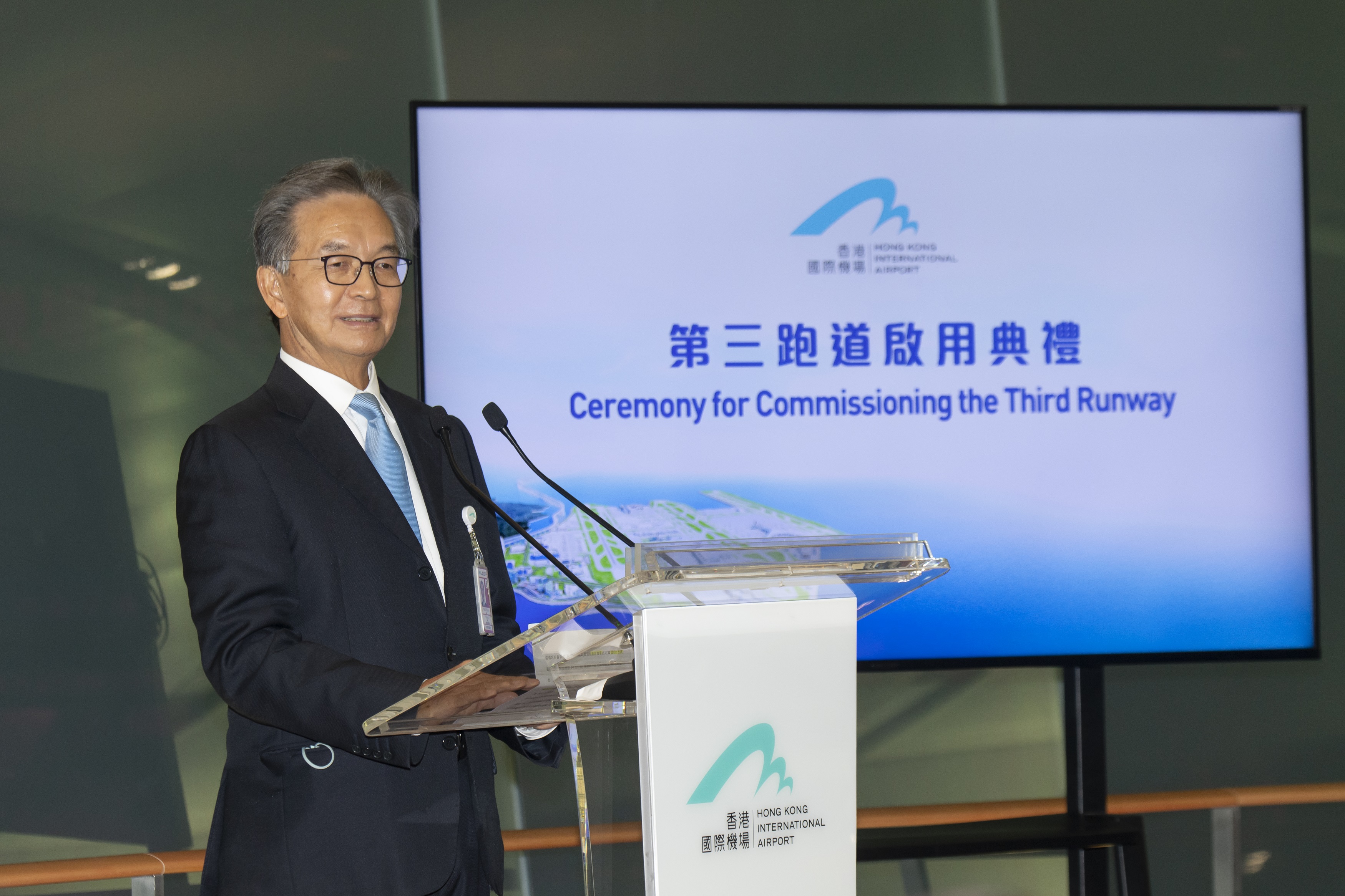 機管局主席蘇澤光表示，新跑道已於今年七月投入運作，進展順利。